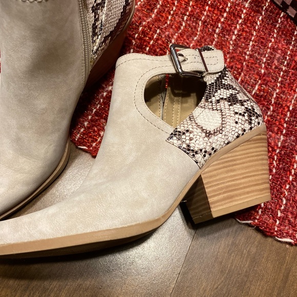 Snakeskin pattern booties - Picture 2 of 5